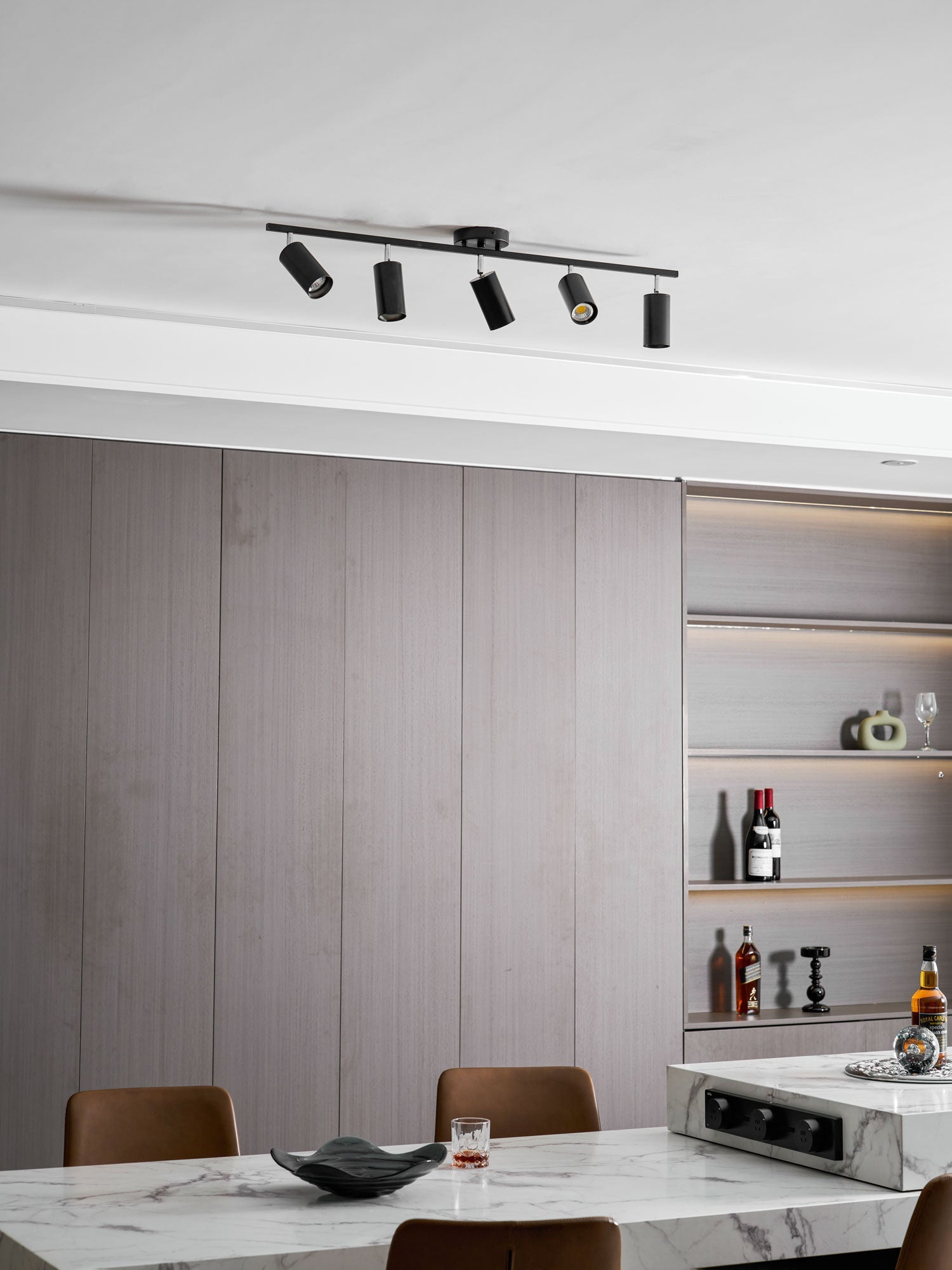 Deckenleuchte mit mehreren Köpfen und verstellbaren LED-Strahlern