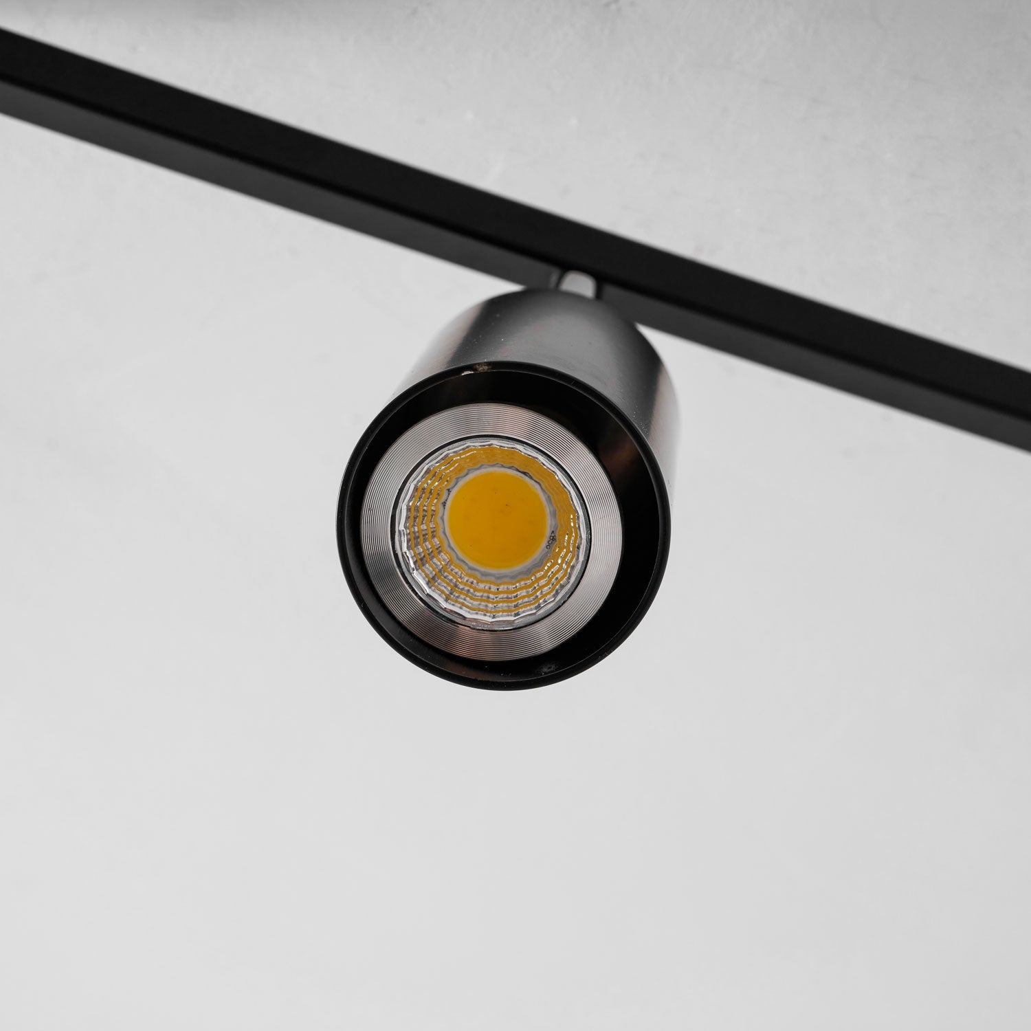 Deckenleuchte mit mehreren Köpfen und verstellbaren LED-Strahlern