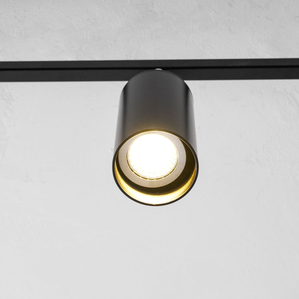 Deckenleuchte mit mehreren Köpfen und verstellbaren LED-Strahlern