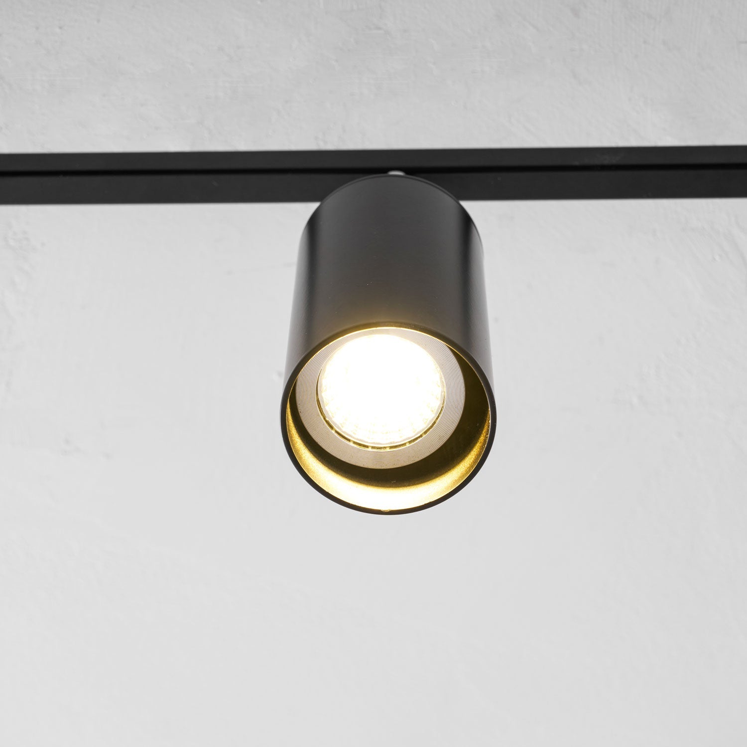 Deckenleuchte mit mehreren Köpfen und verstellbaren LED-Strahlern