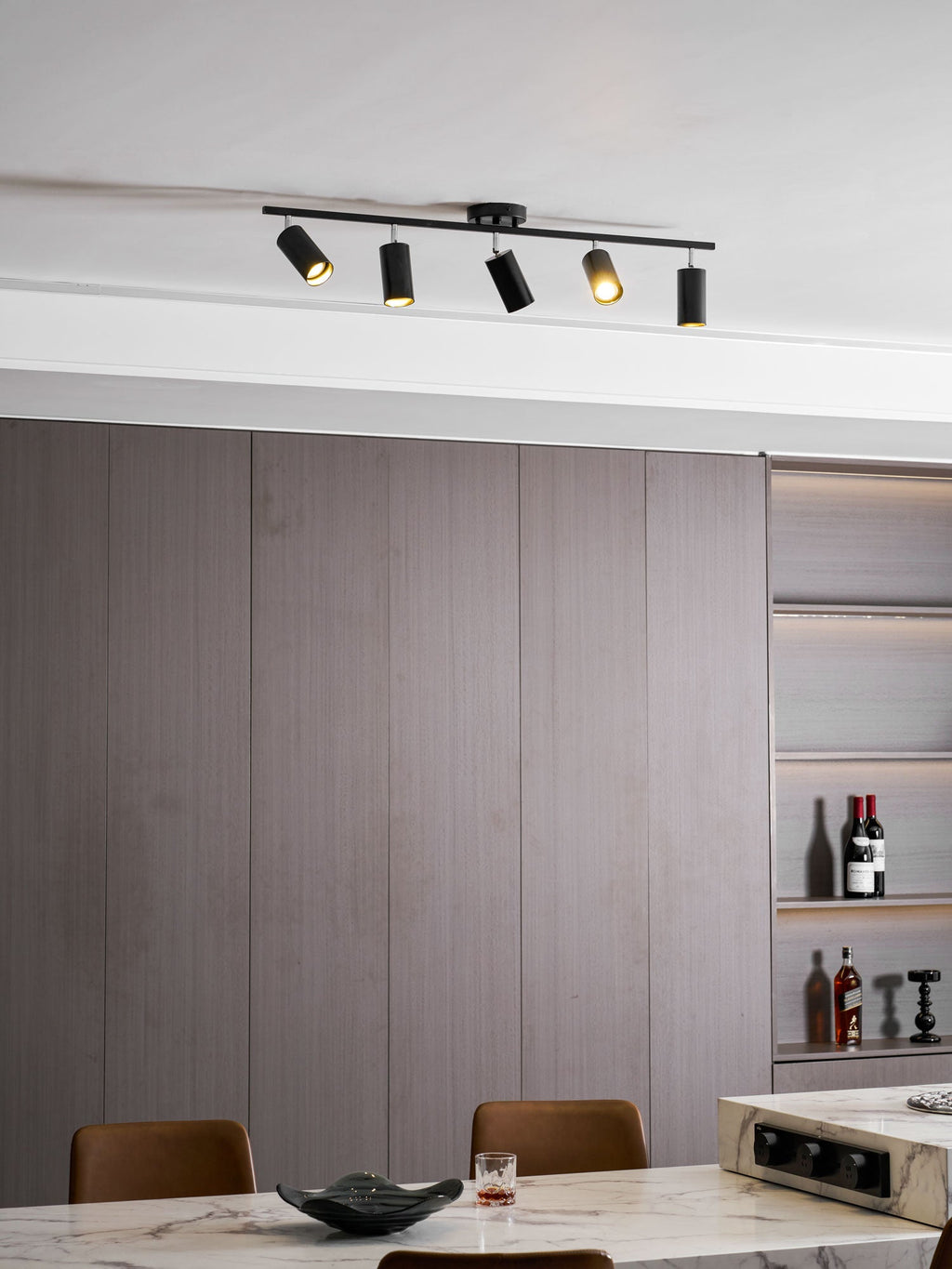Deckenleuchte mit mehreren Köpfen und verstellbaren LED-Strahlern