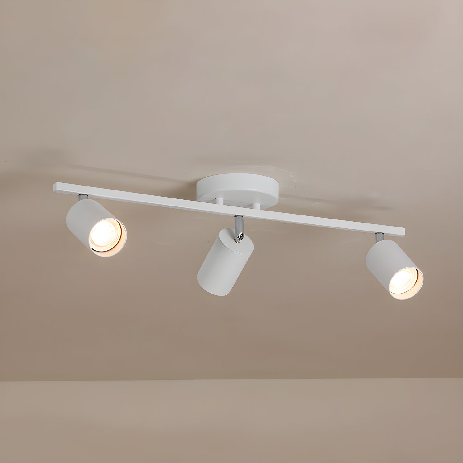 Lampada da soffitto con più teste e faretti LED regolabili