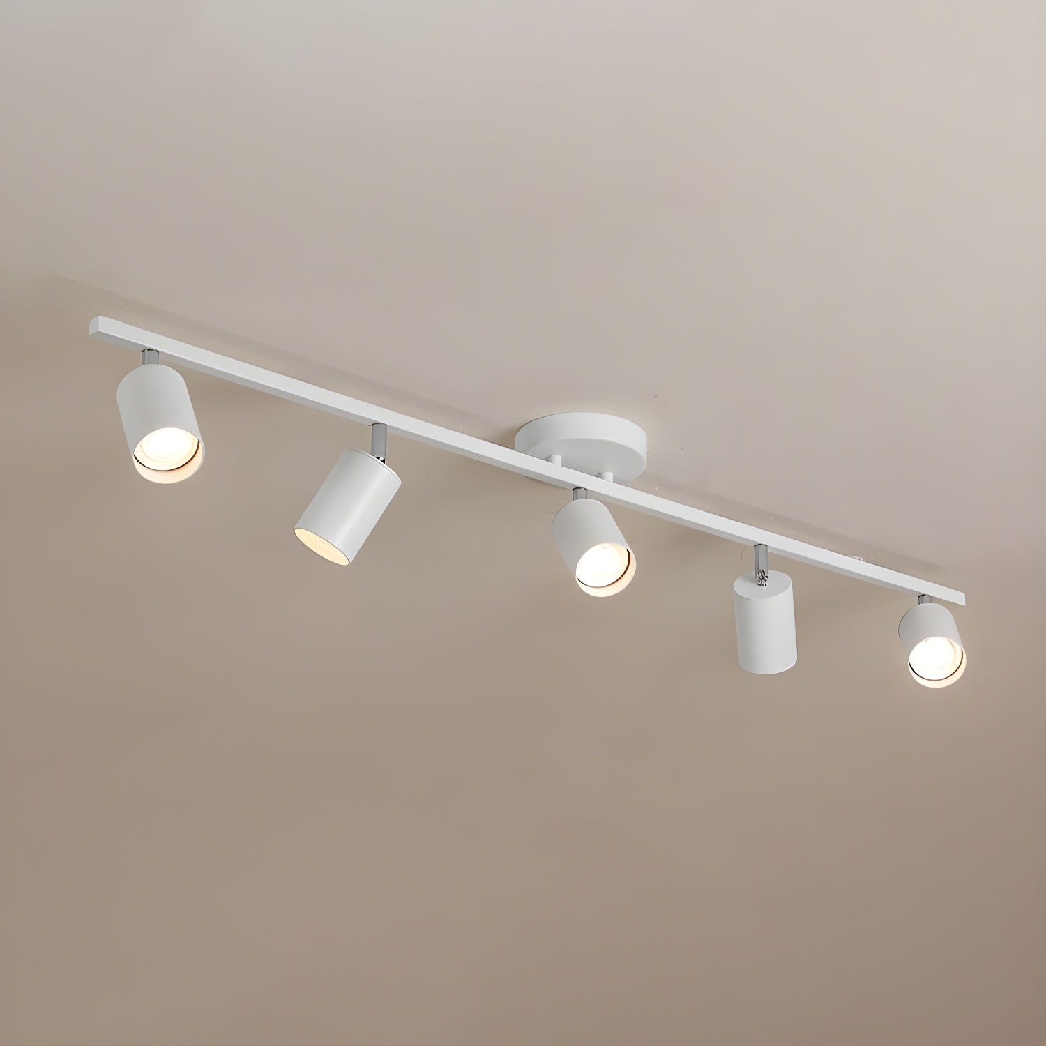 Deckenleuchte mit mehreren Köpfen und verstellbaren LED-Strahlern