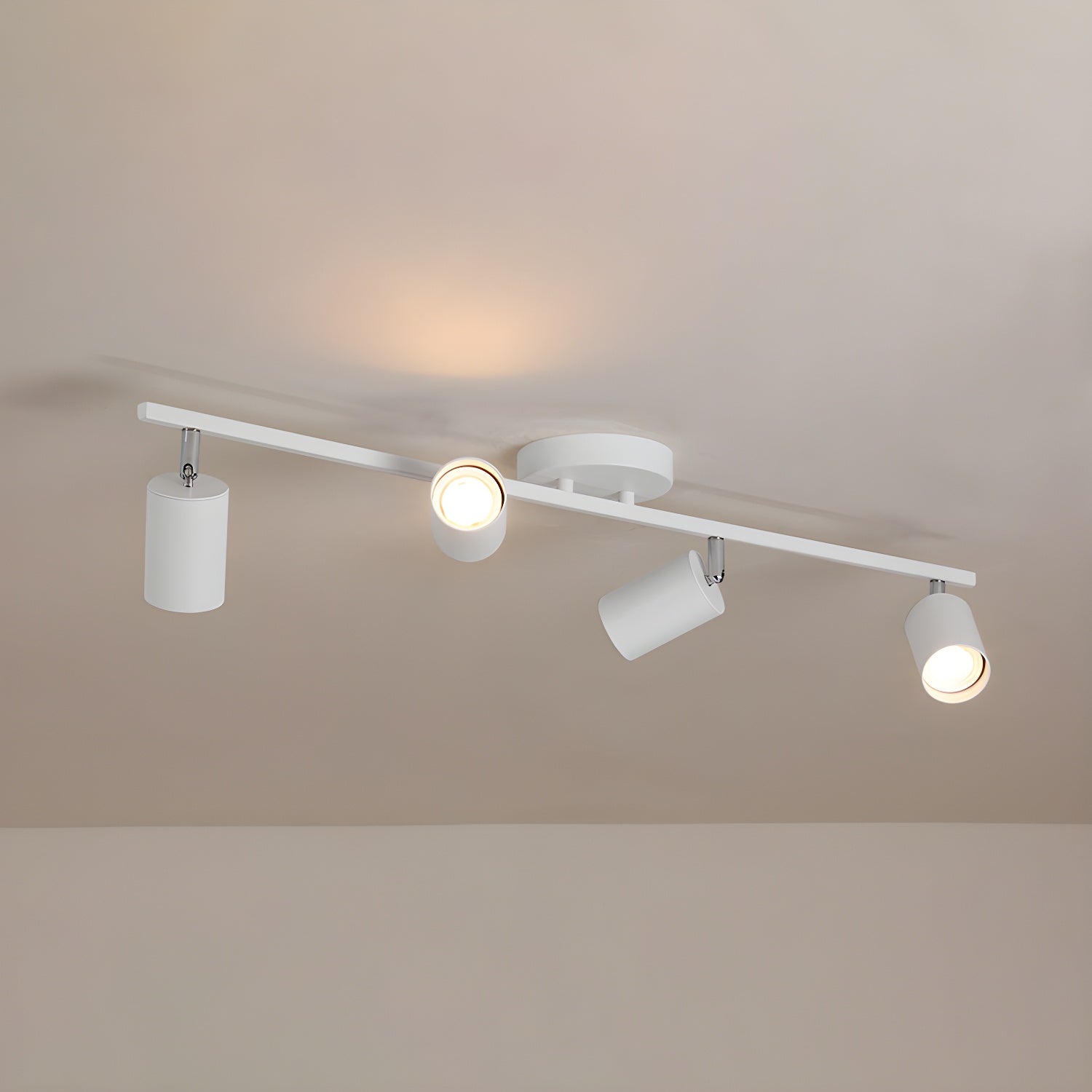 Lampada da soffitto con più teste e faretti LED regolabili