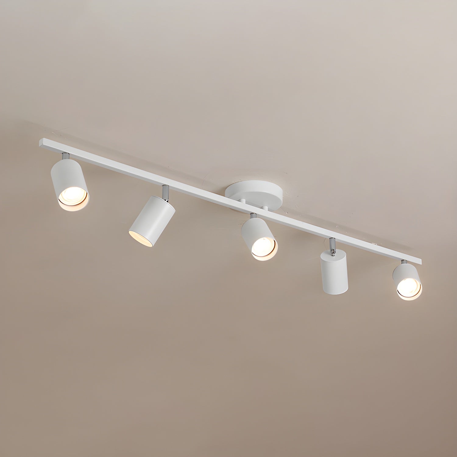 Lampada da soffitto con più teste e faretti LED regolabili