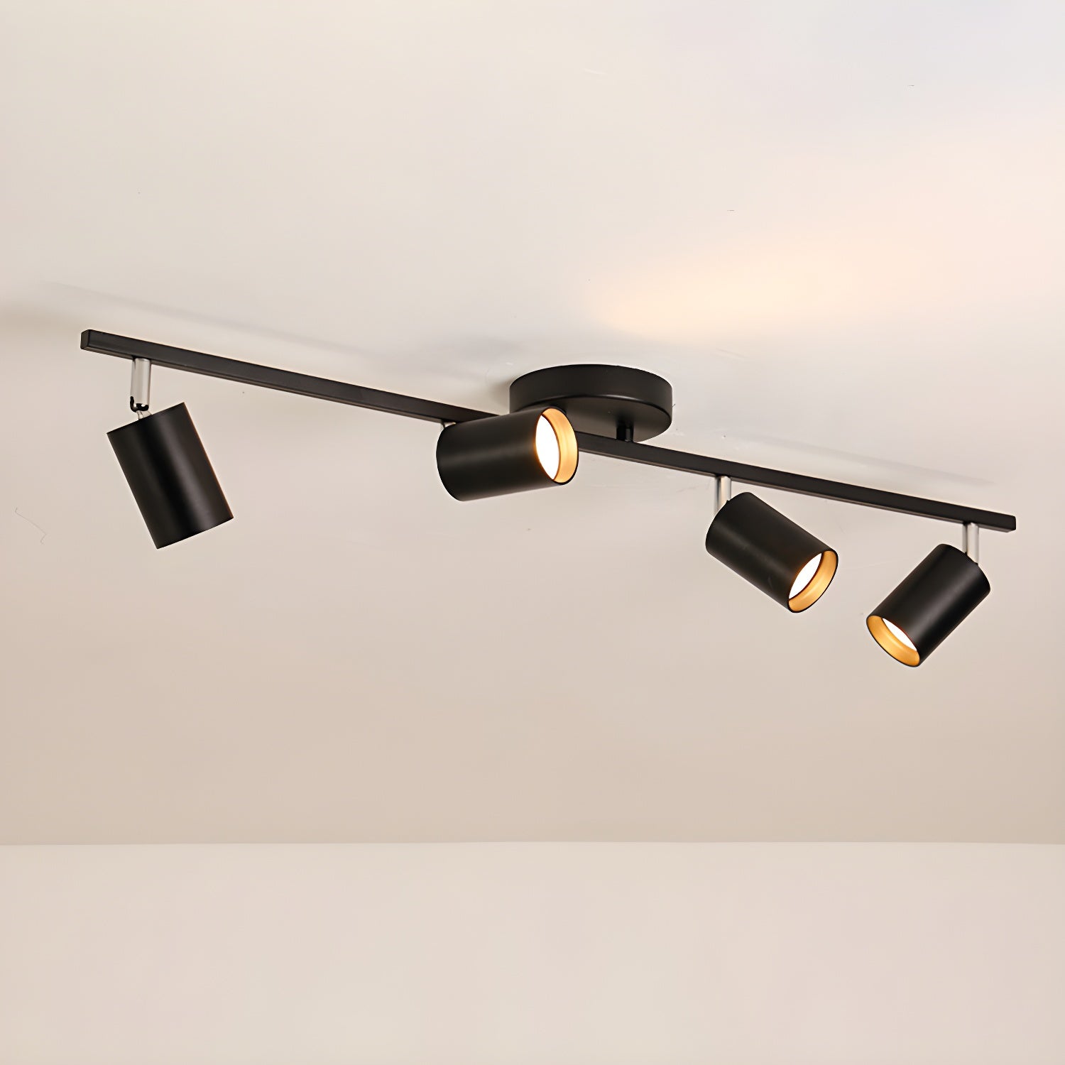 Lampada da soffitto con più teste e faretti LED regolabili