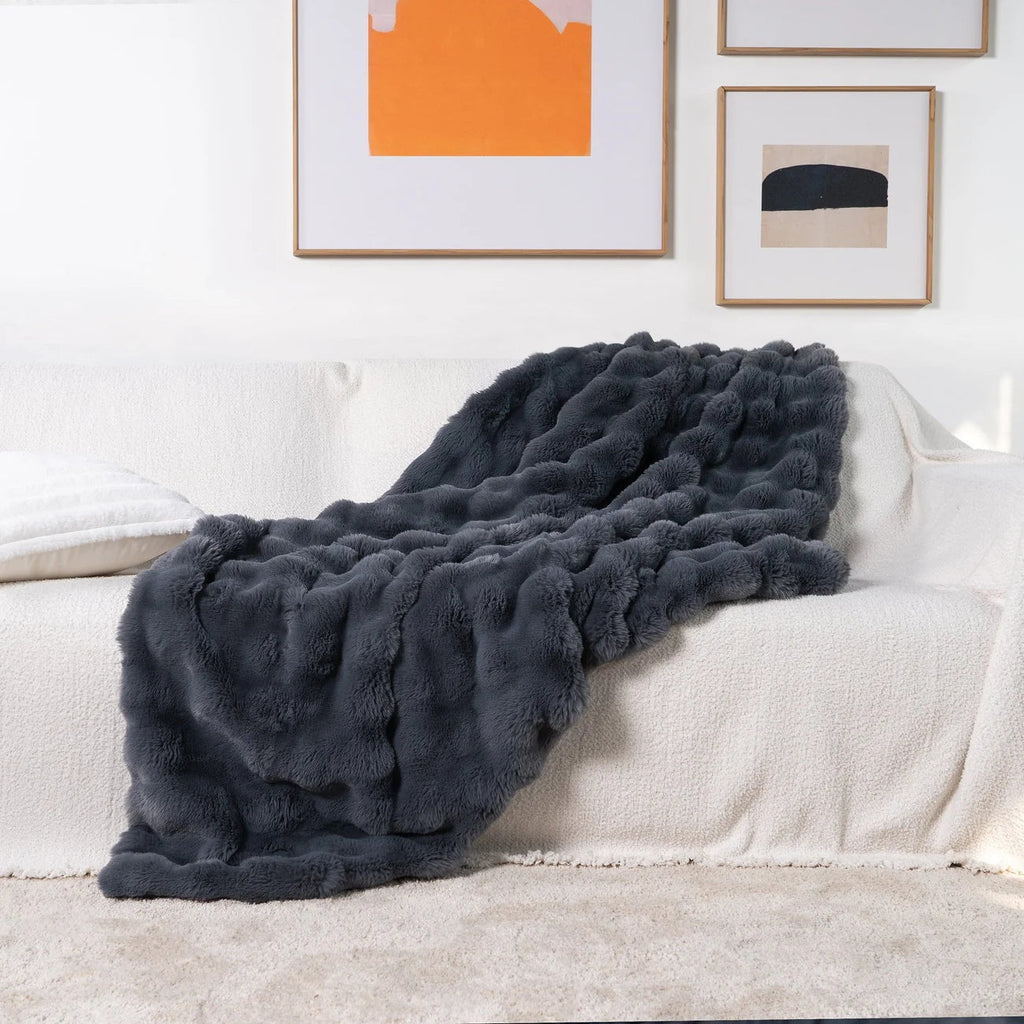 Cozy plush-textured sofa blanket – home comfort for every season