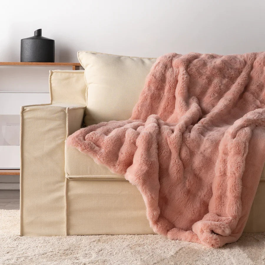 Cozy plush-textured sofa blanket – home comfort for every season