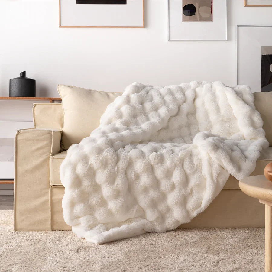 Cozy plush-textured sofa blanket – home comfort for every season