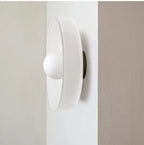 Skandynawska lampa sufitowa LED w minimalistycznym stylu nordyckim