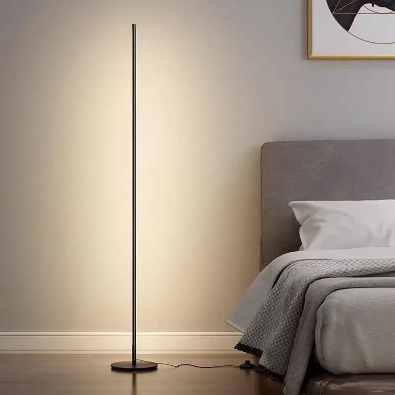 Lampadaire LED fin avec réglage de luminosité pour intérieurs cosy