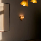 Applique decorativa senza tempo LED con paralume in vetro colorato