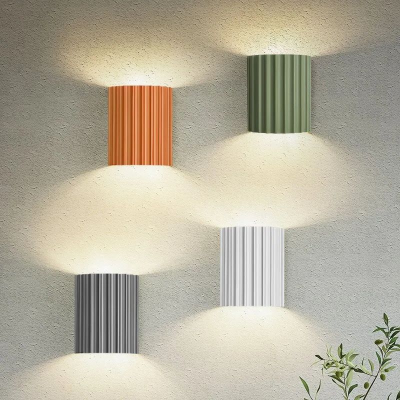 Elegancka okrągła lampa ścienna w delikatnych kolorach
