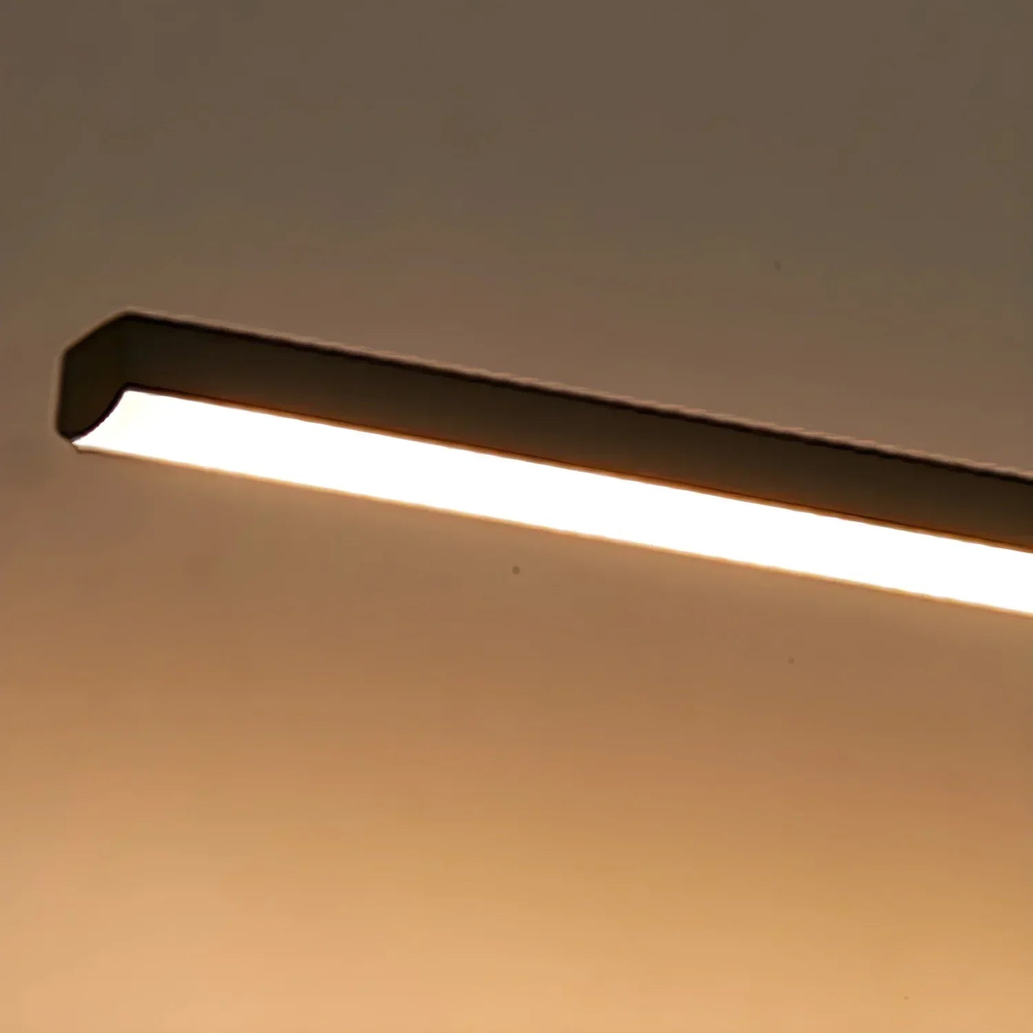 Funkcjonalna liniowa lampa ścienna LED – idealna do łazienek i umywalek