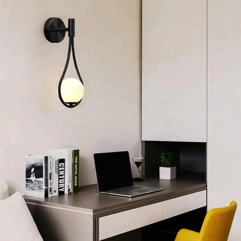 Skandynawska Lampa LED na Ścianę Elegancki Design w Matowej Czerni i Złocie
