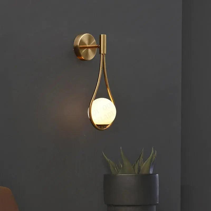 Skandynawska Lampa LED na Ścianę Elegancki Design w Matowej Czerni i Złocie