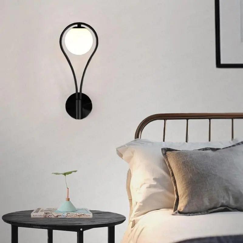 Skandynawska Lampa LED na Ścianę Elegancki Design w Matowej Czerni i Złocie