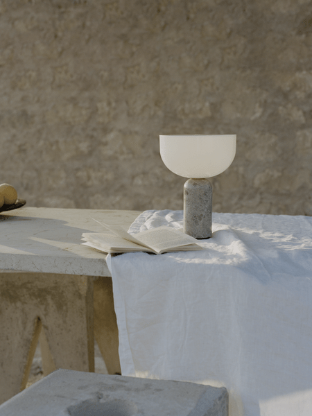 Lampada da tavolo moderna con base in marmo e controllo touch LED
