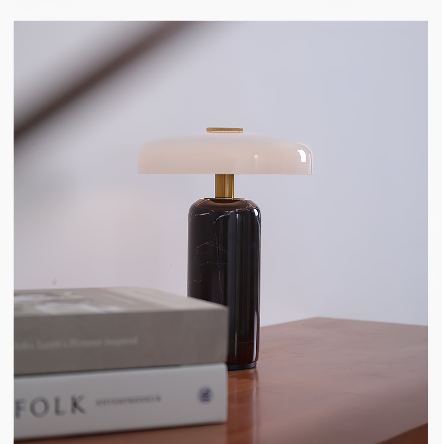 Lampada da tavolo moderna con base in marmo e controllo touch LED