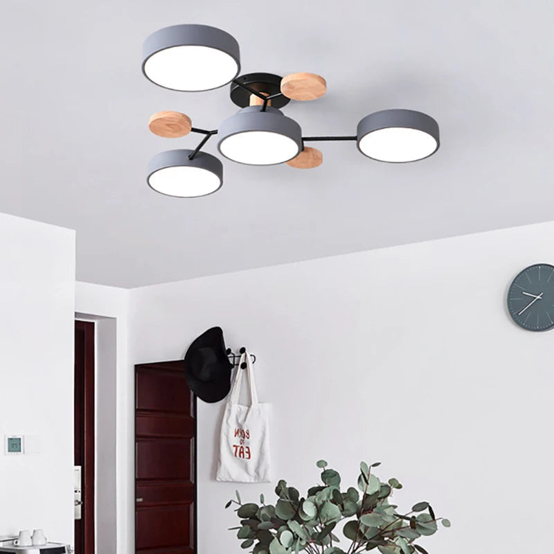 Elegante, moderne Deckenlampe mit handgefertigten Details