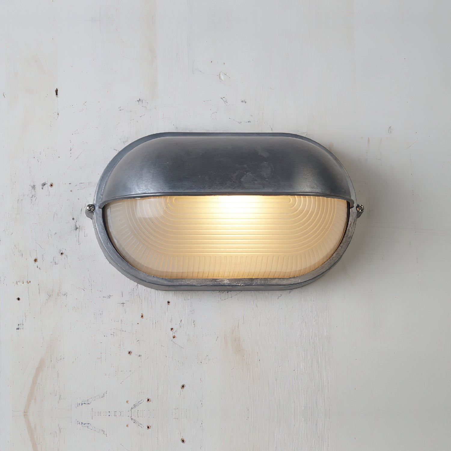 Lampe murale extérieure robuste, durable et résistante aux intempéries au design industriel