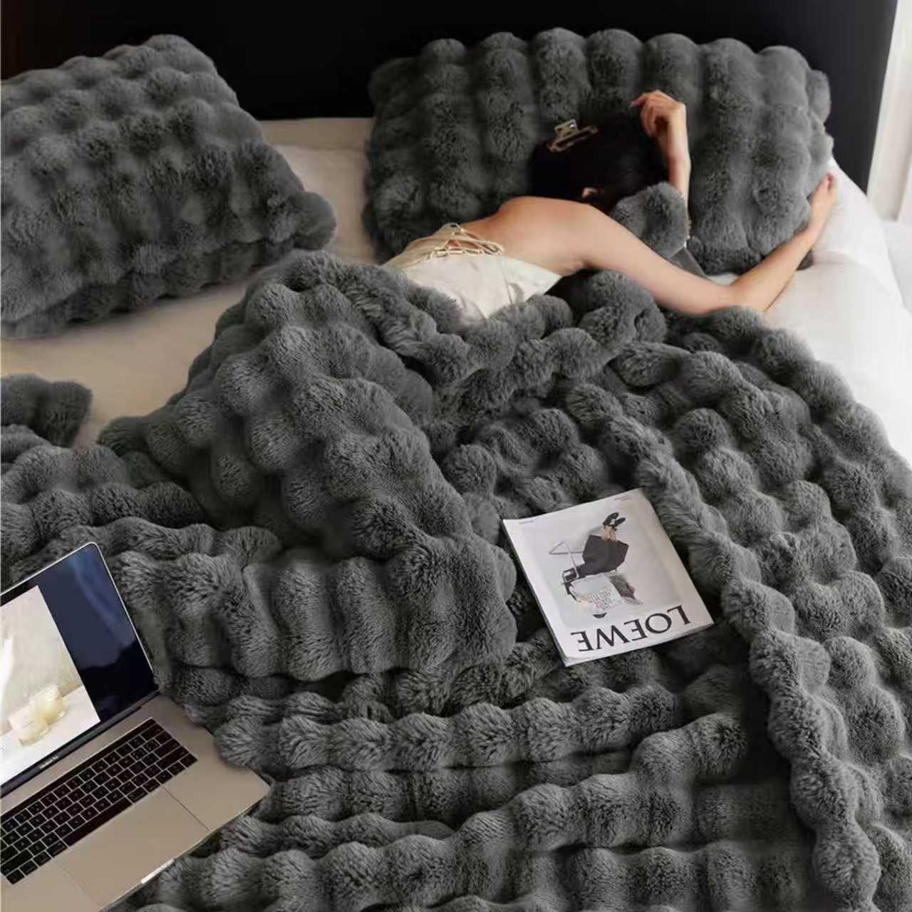 Przenośny miękki i puszysty koc na sofę