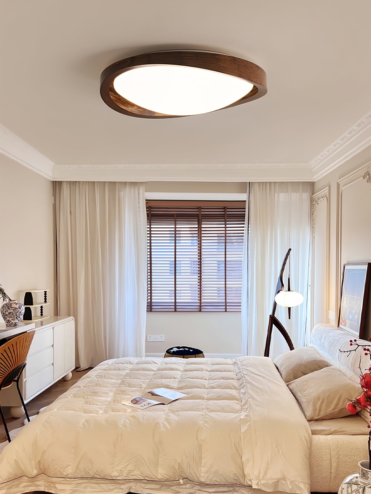 Orzechowy lampa sufitowa LED z zakrzywioną krawędzią do salonu