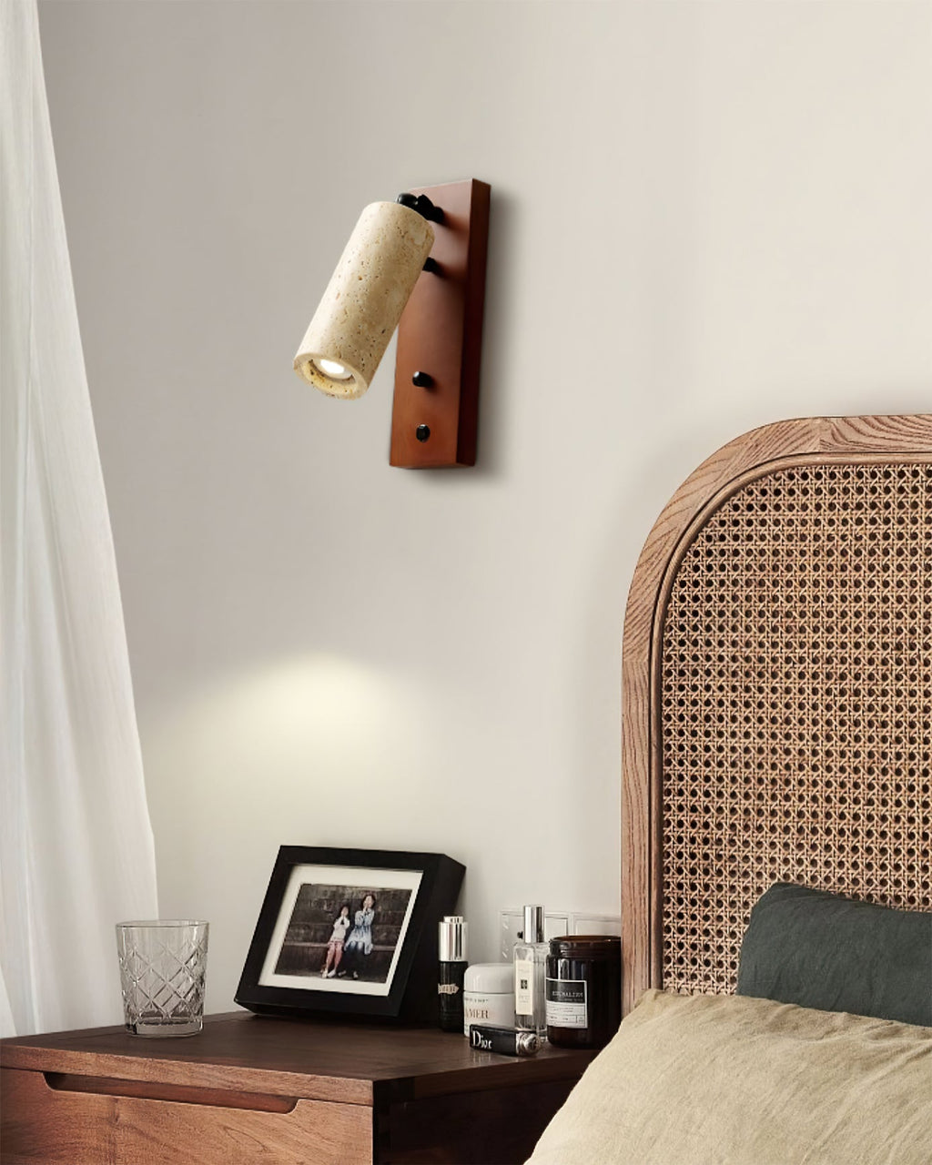 Ouglres wall sconce