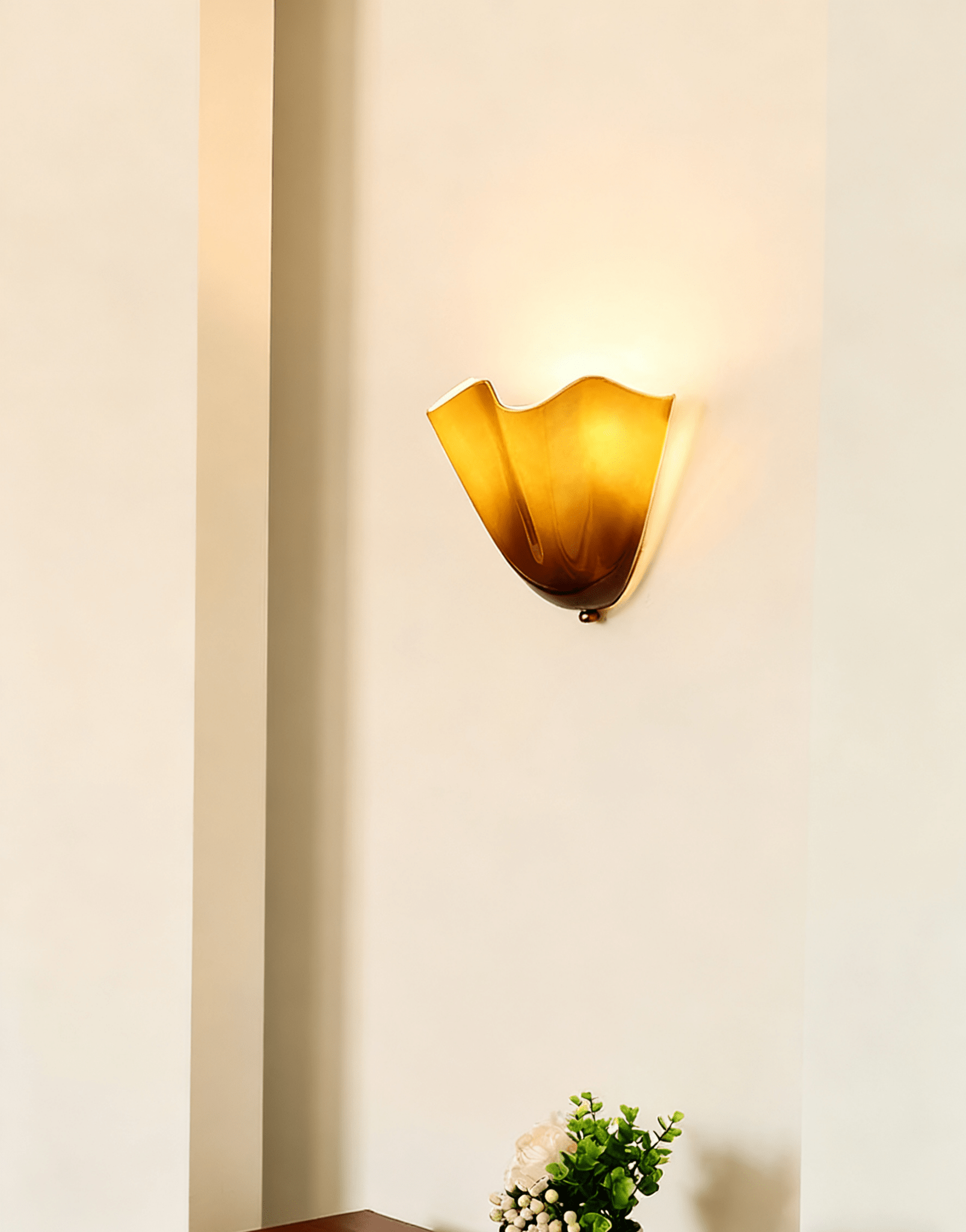 Zeitgenössische LED-Wandleuchte mit Blütenblatt-Design