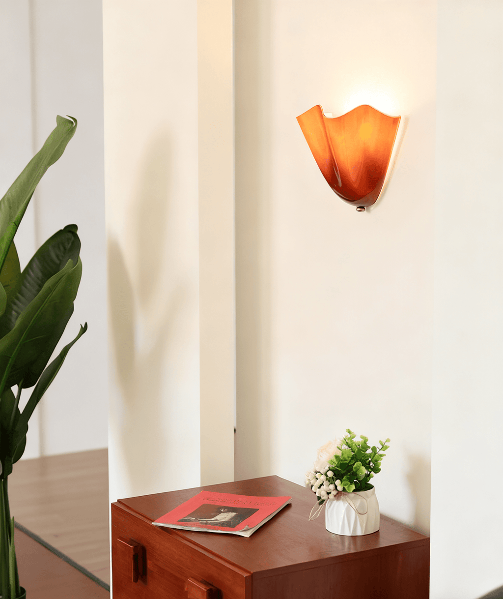 Zeitgenössische LED-Wandleuchte mit Blütenblatt-Design