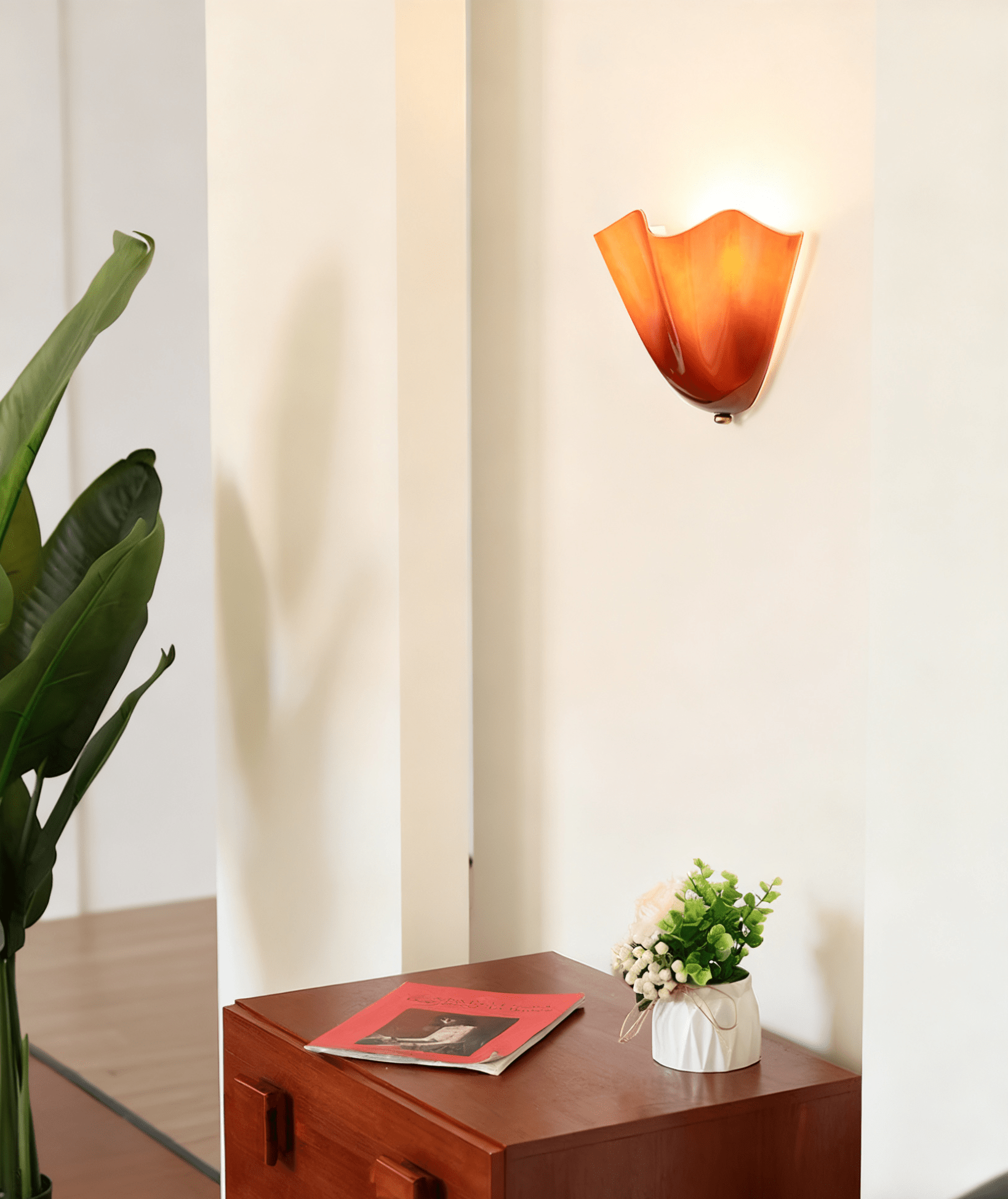 Zeitgenössische LED-Wandleuchte mit Blütenblatt-Design