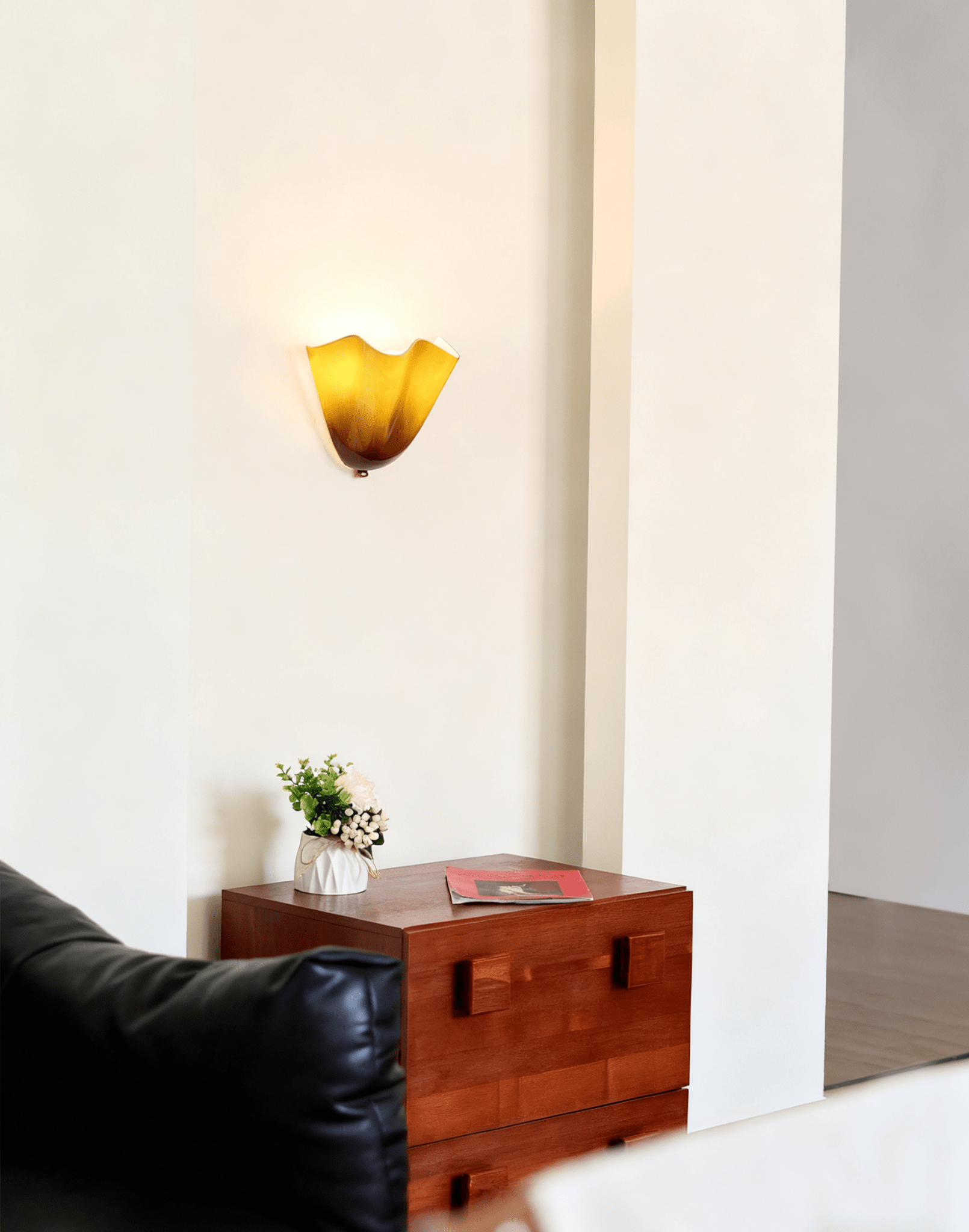 Zeitgenössische LED-Wandleuchte mit Blütenblatt-Design