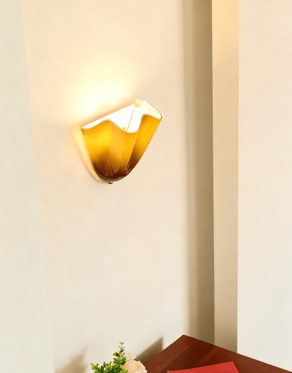 Zeitgenössische LED-Wandleuchte mit Blütenblatt-Design