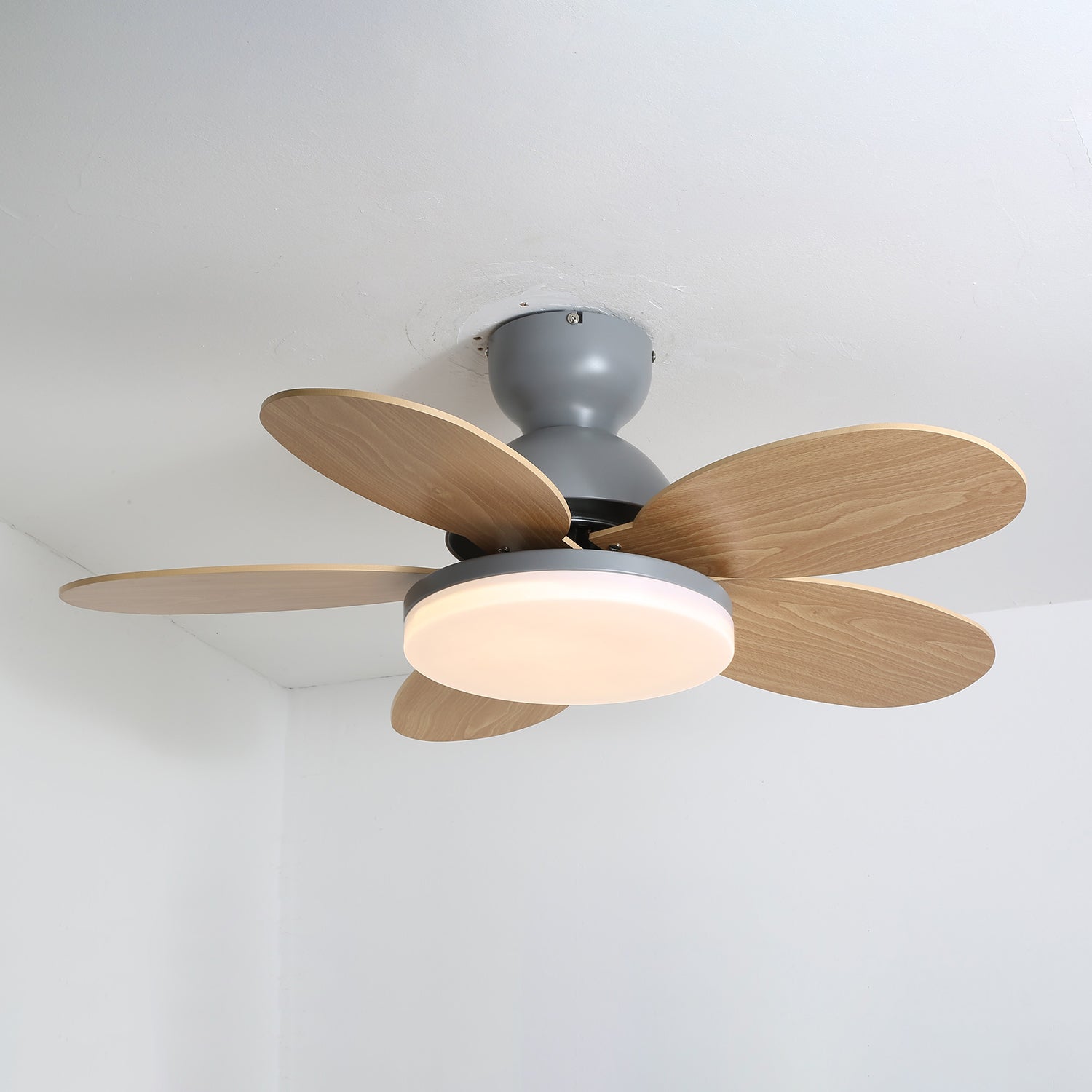 LED-Deckenventilator Dekorative Deckenleuchte mit blattförmigen Flügeln