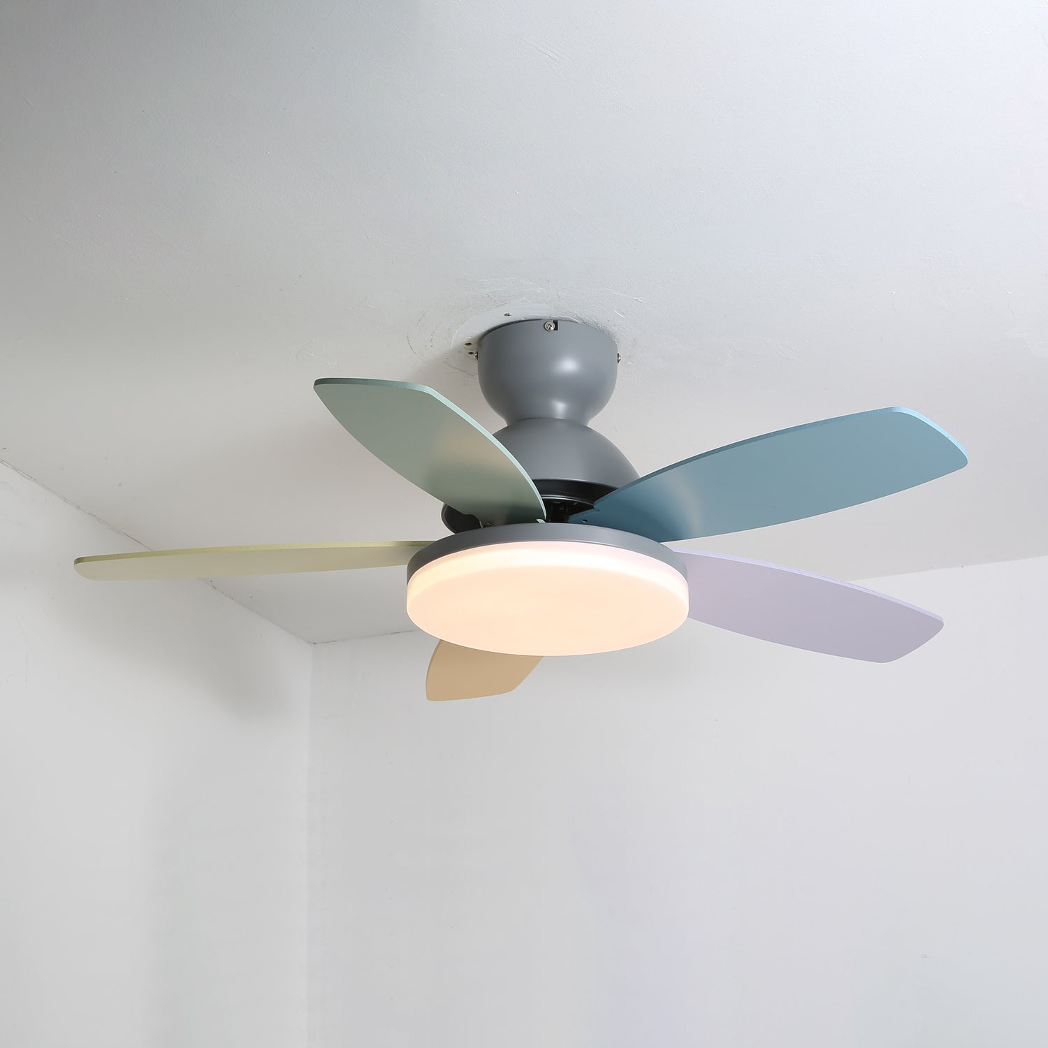LED-Deckenventilator Dekorative Deckenleuchte mit blattförmigen Flügeln