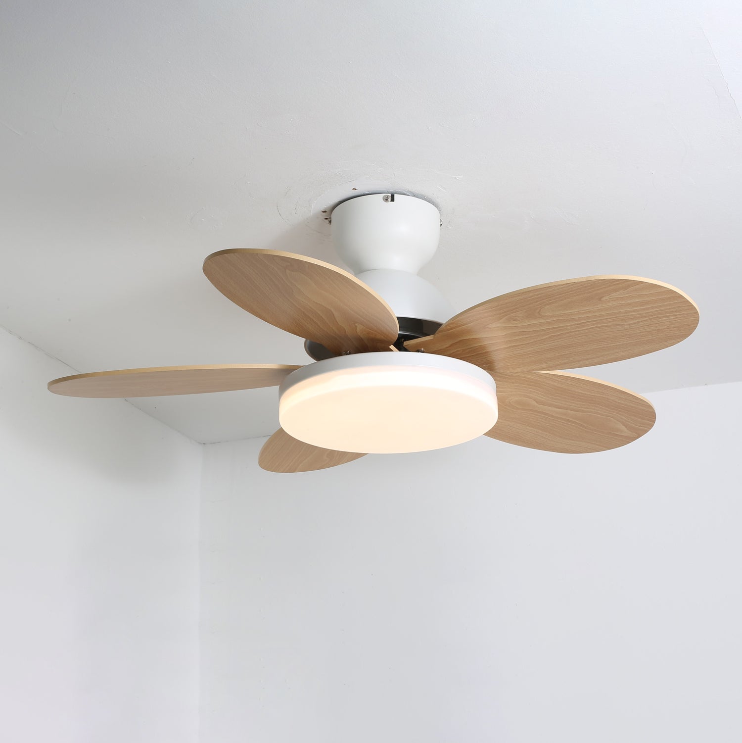 LED-Deckenventilator Dekorative Deckenleuchte mit blattförmigen Flügeln