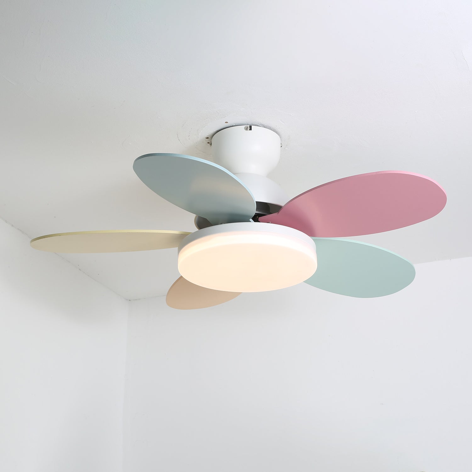 LED-Deckenventilator Dekorative Deckenleuchte mit blattförmigen Flügeln