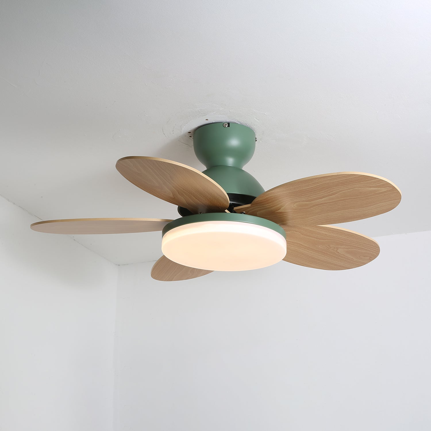 LED-Deckenventilator Dekorative Deckenleuchte mit blattförmigen Flügeln