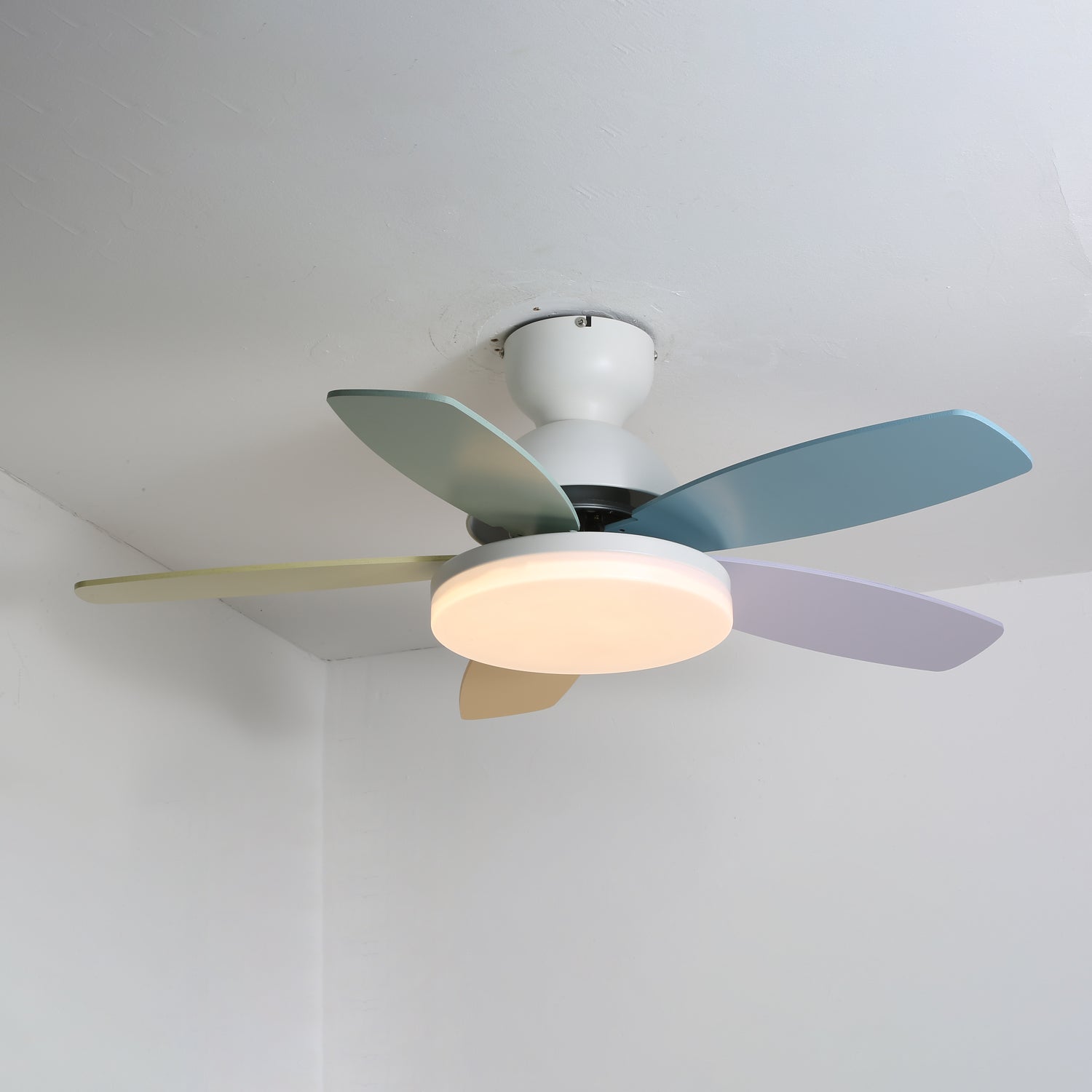 LED-Deckenventilator Dekorative Deckenleuchte mit blattförmigen Flügeln