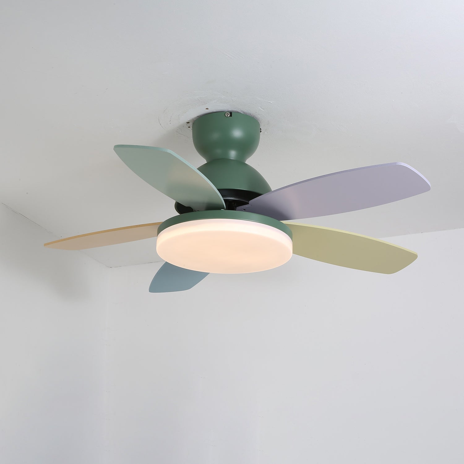 LED-Deckenventilator Dekorative Deckenleuchte mit blattförmigen Flügeln