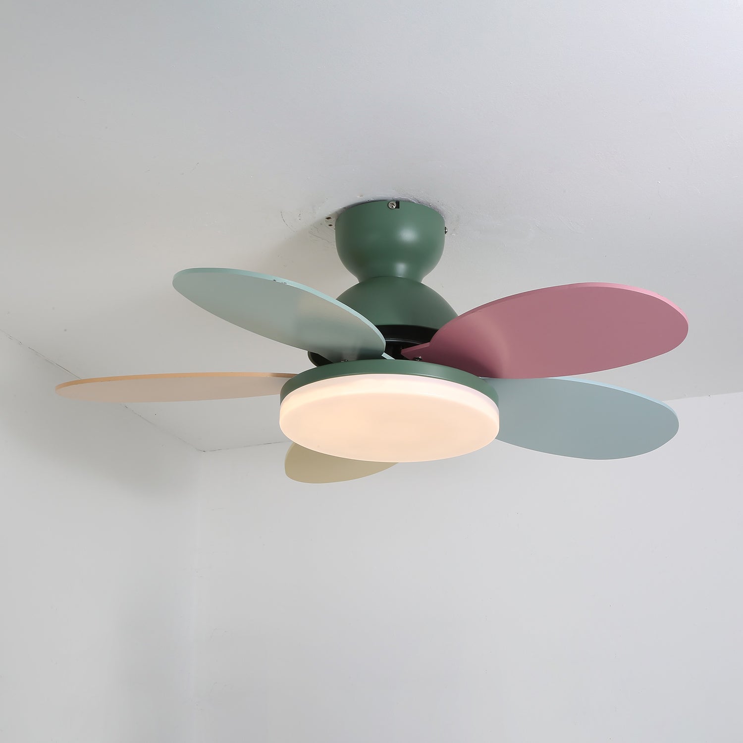 LED-Deckenventilator Dekorative Deckenleuchte mit blattförmigen Flügeln