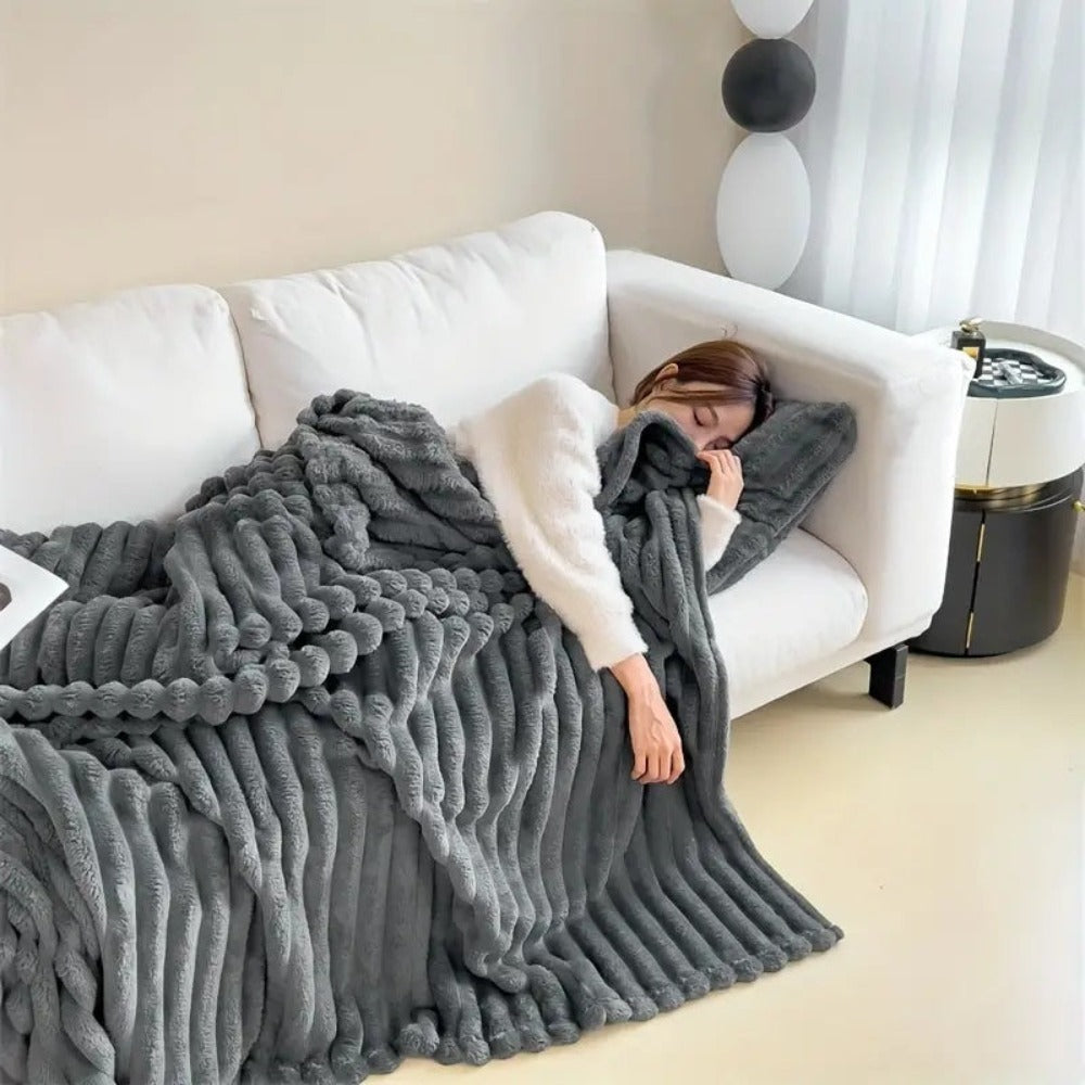 Warme gestreifte Kuscheldecke, gemütliches Wohnaccessoire