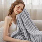 Warme gestreifte Kuscheldecke, gemütliches Wohnaccessoire
