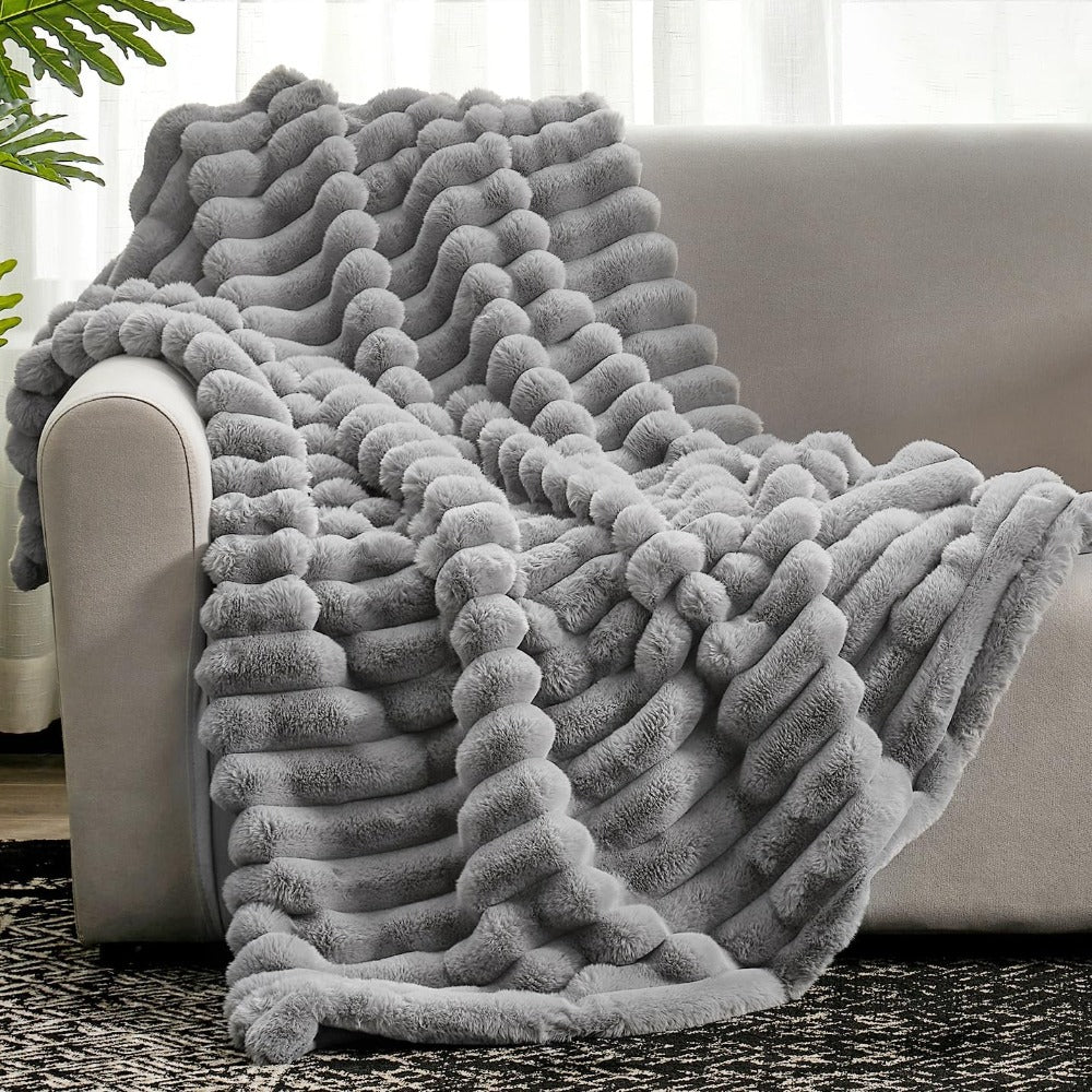 Warme gestreifte Kuscheldecke, gemütliches Wohnaccessoire