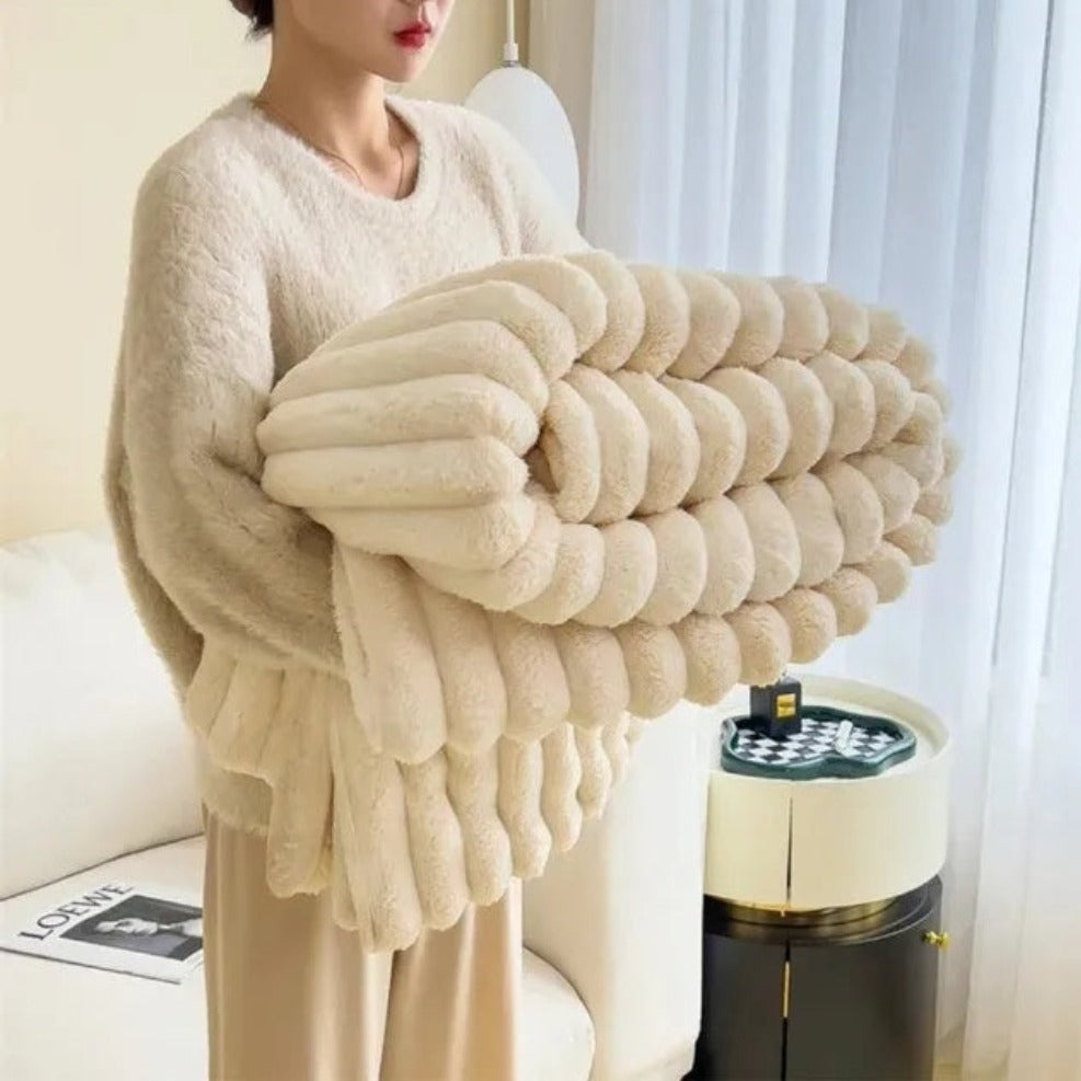 Weiche, flauschige gestreifte Wohndecke