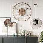 Wanduhr aus Holz im natürlichen nordischen minimalistischen Stil