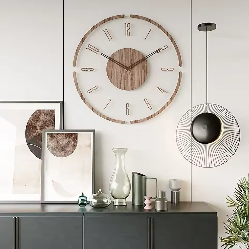 Wanduhr aus Holz im natürlichen nordischen minimalistischen Stil