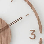 Wanduhr aus Holz im natürlichen nordischen minimalistischen Stil