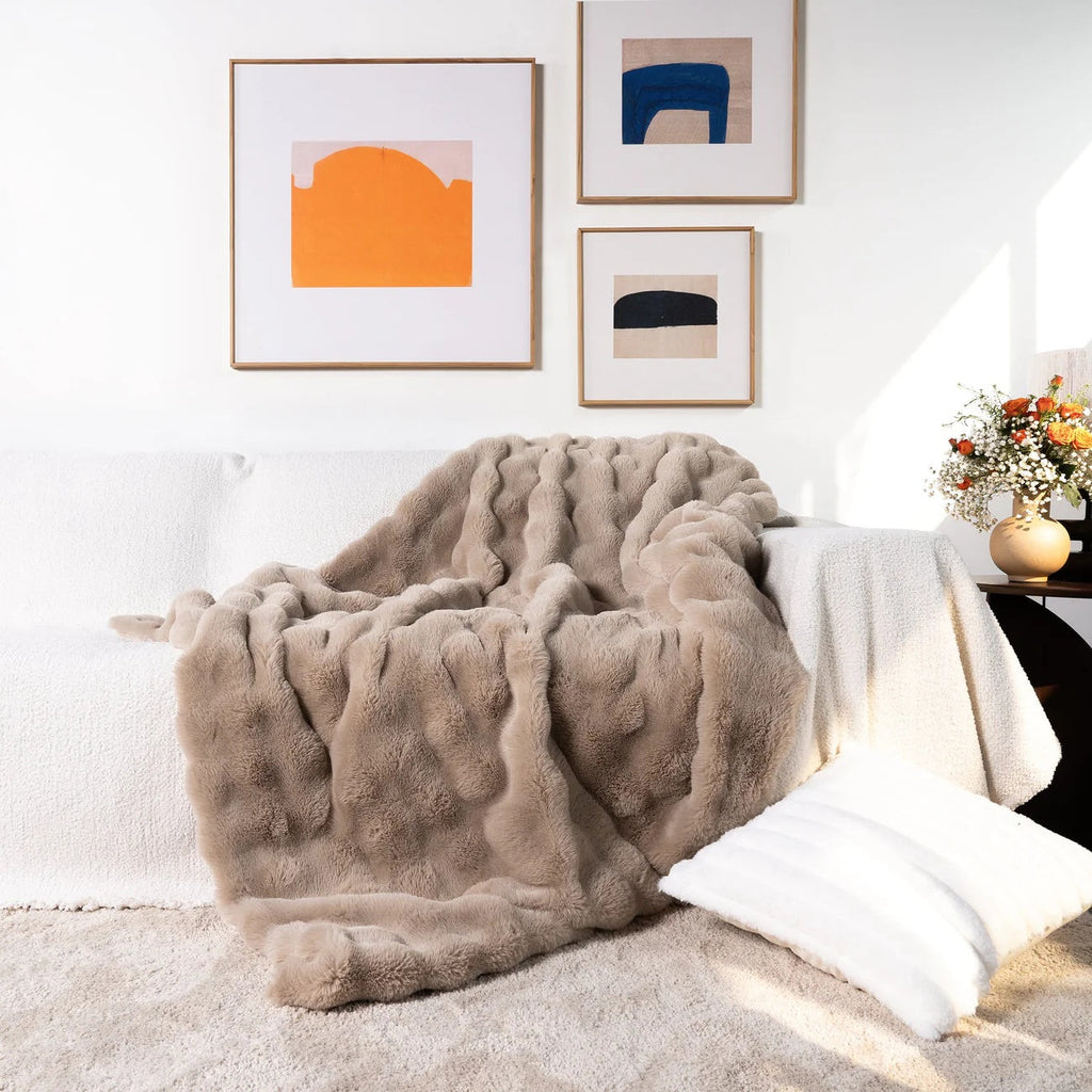 Vielseitige kuschelige Kunstfell-Decke für jede Jahreszeit