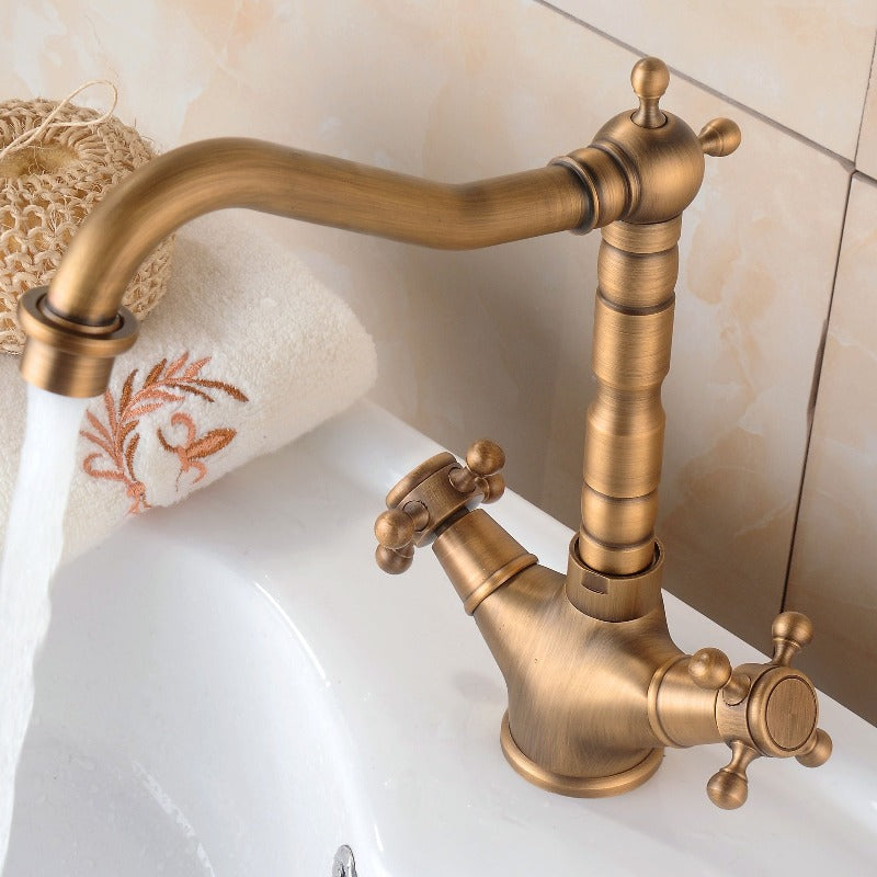 Classic antique-style basin faucet – perfect for kitchens and bathrooms